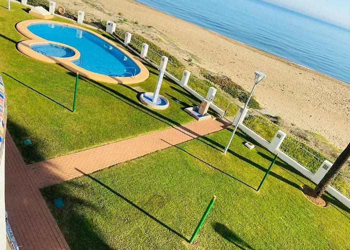 En Primera Linea De Playa Con Piscina Y Garaje Gratuito 아파트