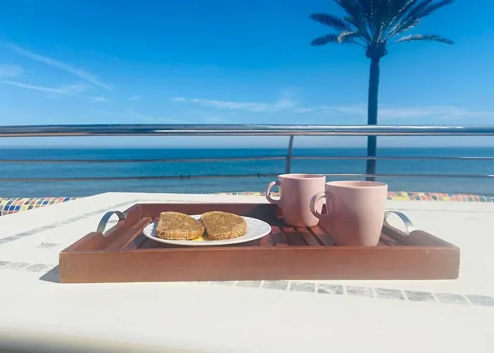 En Primera Linea De Playa Con Piscina Y Garaje Gratuito 아파트